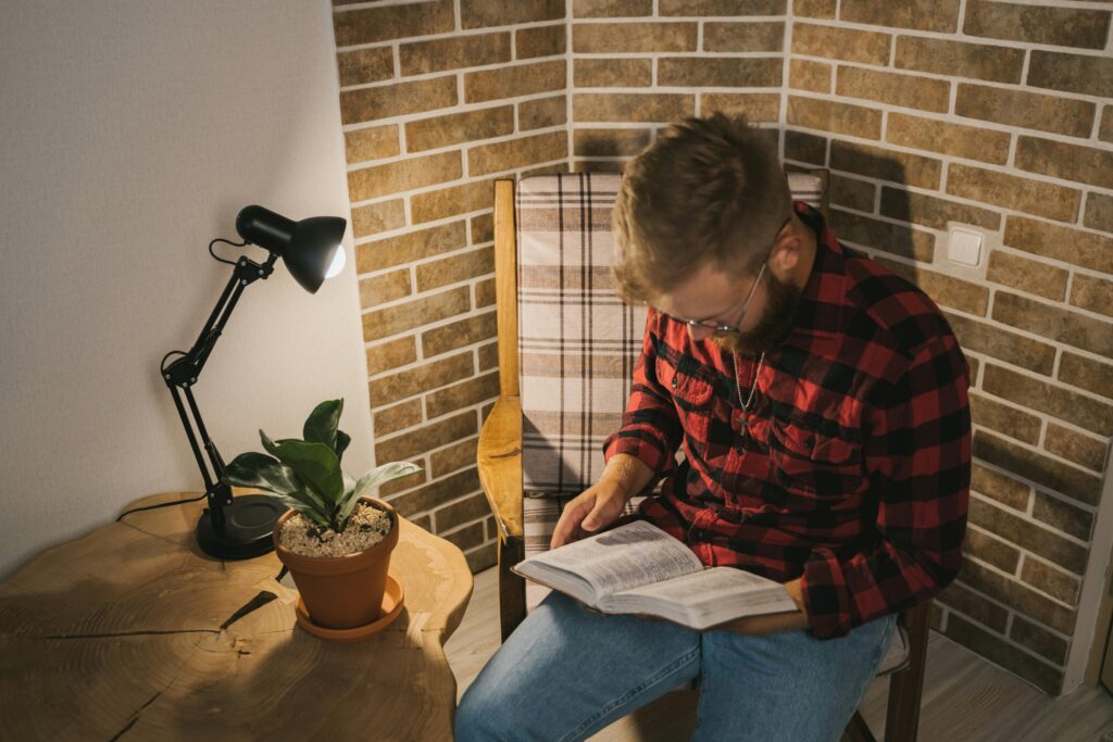 Pessoa praticando técnicas de respiração com a leitura para controlar a ansiedade e acalmar a mente